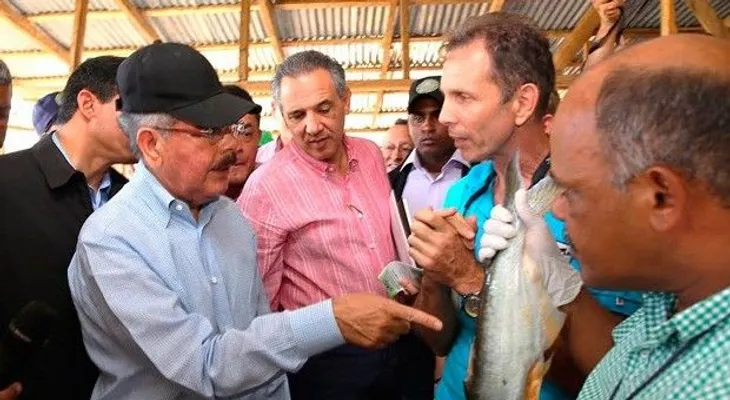 Danilo Medina otorga financiamiento acuicultores de Copeyito para 10 estanques
