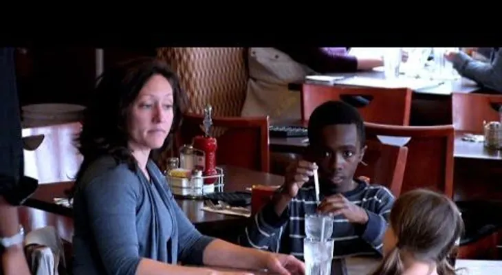 Observa las reacciones cuando ven a un niño maltratado (VIDEO)