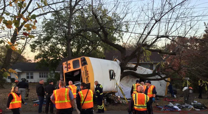 Accidente de bus escolar en Tennessee deja varios muertos