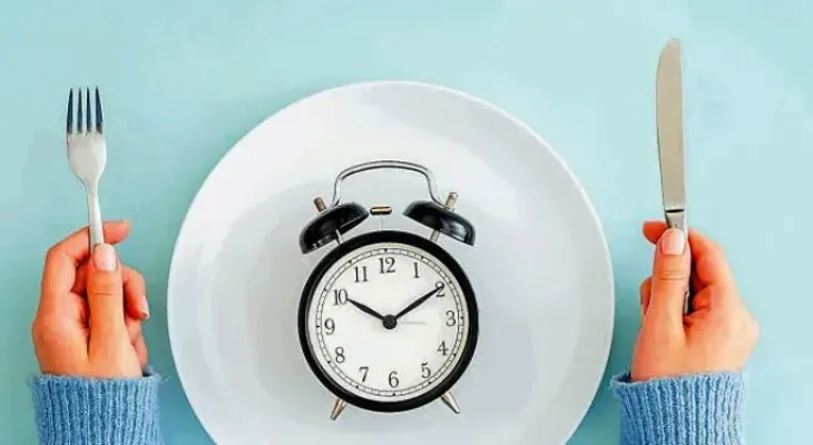 Estudio dice que el ayuno intermitente no puede considerarse una dieta