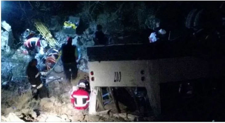 Un autobús cae a un precipicio en una carretera del norte de México; hay 10 muertos y 25 heridos