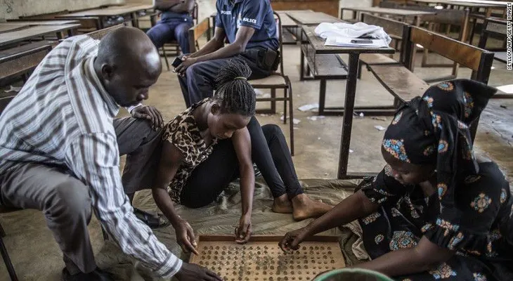 En Gambia votan con canicas en vez de papeletas