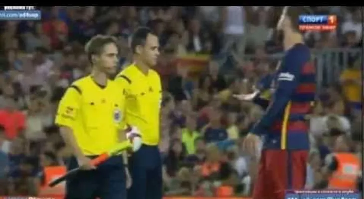 El curioso vídeo de Luis Suárez verificando el final de la primera parte contra el Athletic de Bilbao