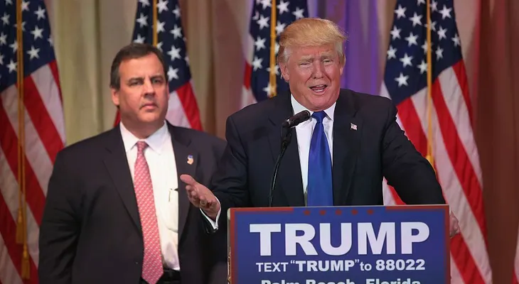 Las curiosas expresiones de Chris Christie durante discurso de Trump se vuelven virales
