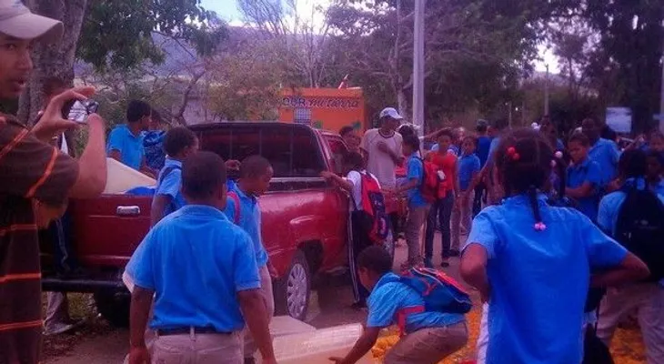 Estudiantes botan desayuno por mala calidad
