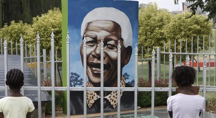 Mandela, en el hospital por sexto día consecutivo