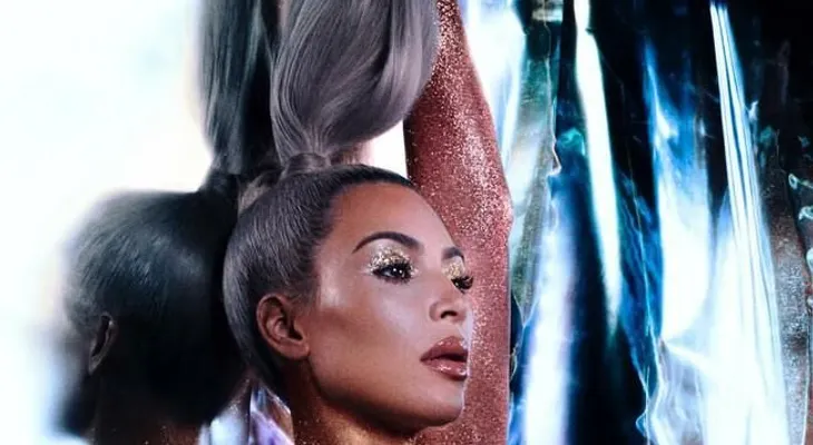 Kim Kardashian posa bañada en "glitter" y se roba atención de las redes