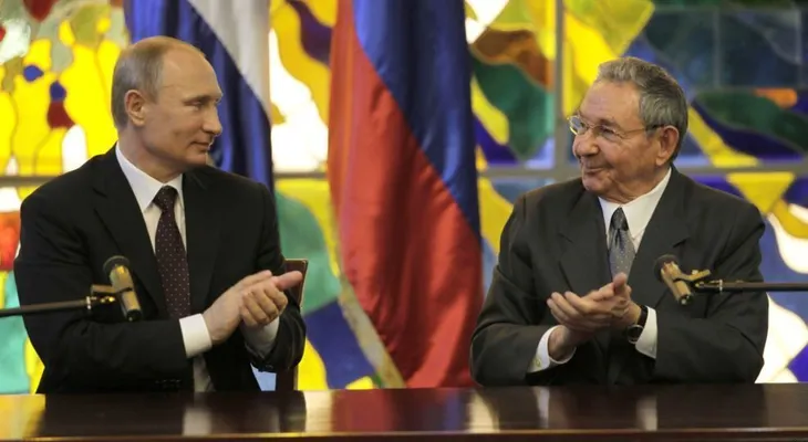 Raúl Castro pide a Putin que Rusia suministre petróleo a Cuba