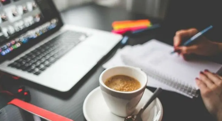 Beber café en la oficina expone así tu salud
