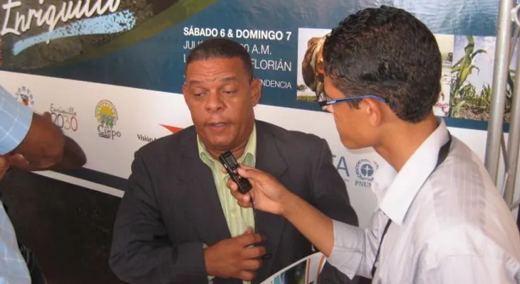Ministerio de la Juventud entrega 10 becas a finalistas festival Voz Cristiana en Barahona