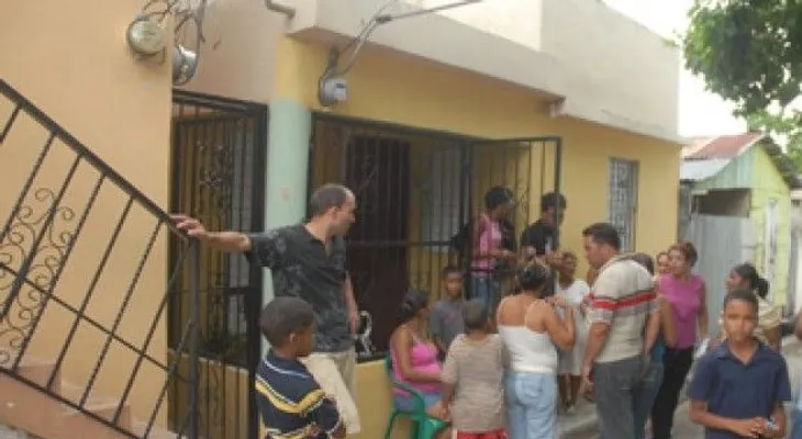 Hombre tirotea tres mujeres porque no lo dejaron ver hijo 