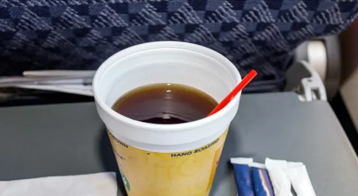 Por qué no debe tomar café, te o agua caliente en aviones, explica asistente de vuelo 