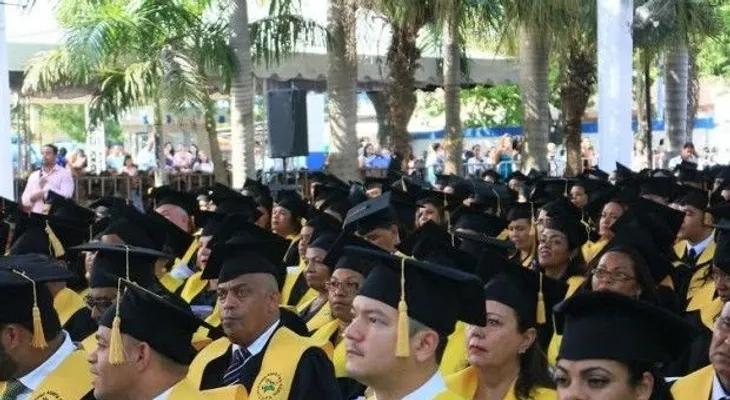 UAPA gradúa a 813 profesiones formados a distancia