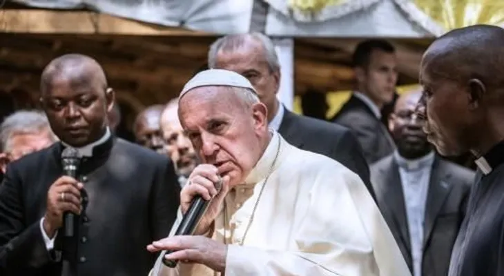 El papa Francisco pide que recen por él para que sea "cada día más pobre"