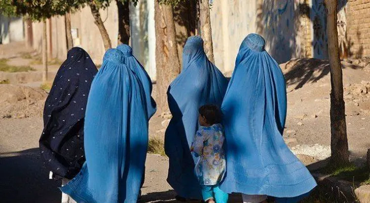 Una nueva ley en Afganistán permitiría a los hombres abusar de sus esposas