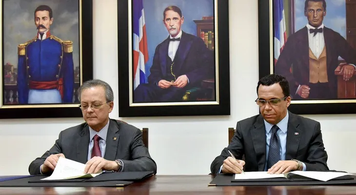 Navarro firma acuerdo para eficientizar procesos administrativos en Educación