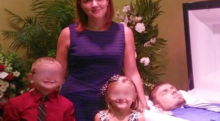 Causa revuelo foto de mujer y sus dos hijos posando con cadáver de su esposo