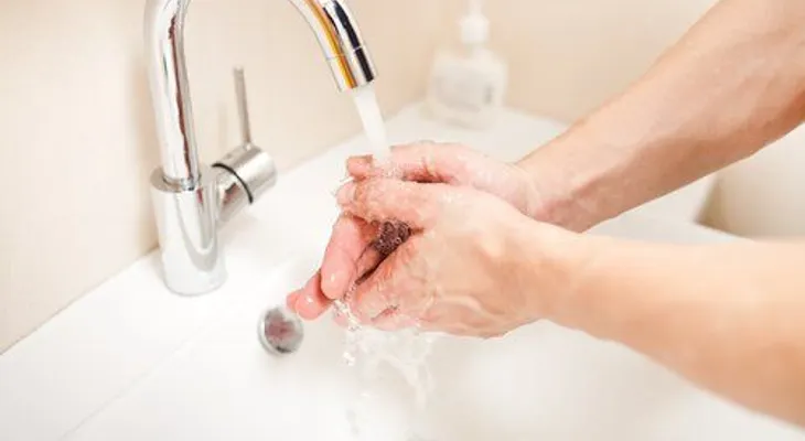  Las personas que se lavan mucho las manos pueden contraer dermatitis causada por el agua y el jabón