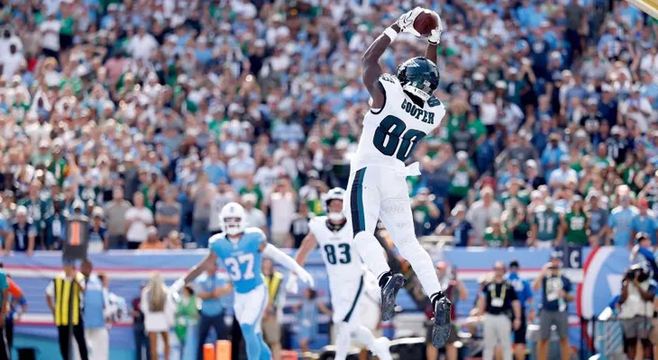 Eagles vencen a Titans 24-20 en un partido con 69 °C en el campo; entrenador necesitó suero intravenoso