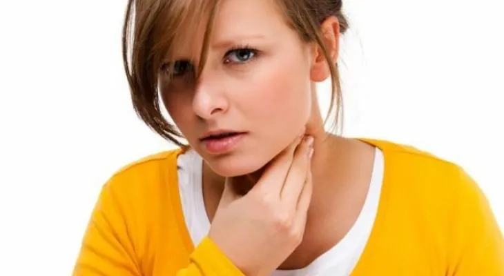 Alivia las molestias del dolor de garganta con este remedio casero a base de antibióticos naturales