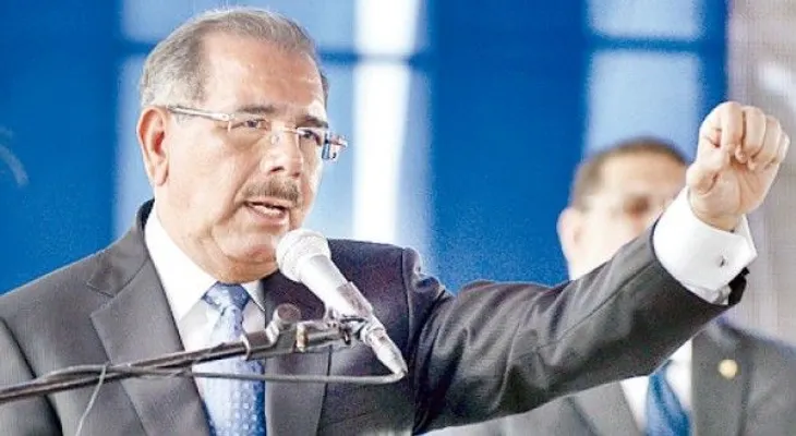 Piden reelección de Danilo cuando el mandatario inauguraba escuelas en Santiago