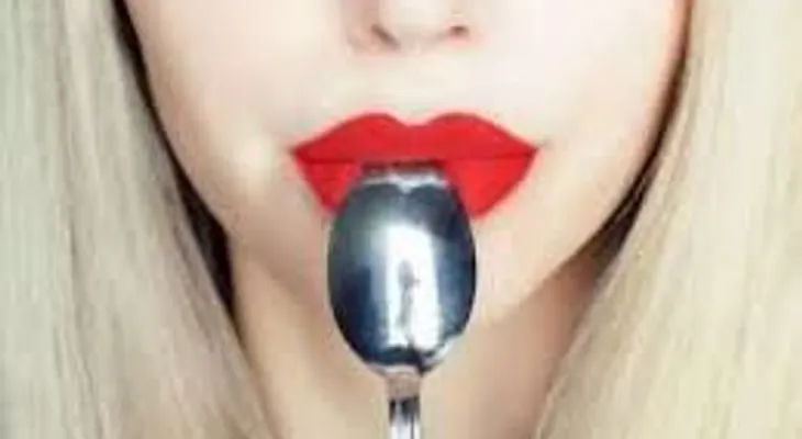 Raspa tu lengua con una cuchara en ayunas y puede saber si tiene enfermedades