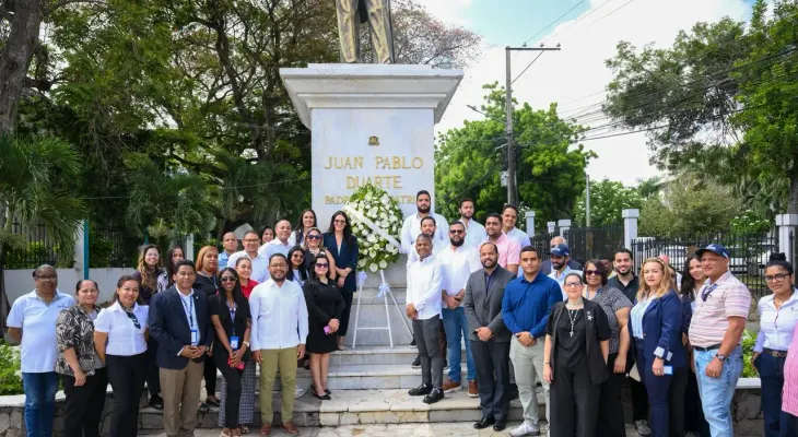 Ayuntamiento de Santiago conmemora Día Internacional de la Juventud con ofrenda floral a Duarte