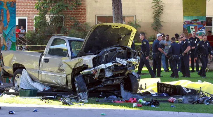 Un vehículo mata 4 personas, tras caer sobre multitud en Chicano Park 
