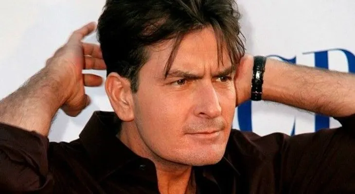 Ex prometida demanda a Charlie Sheen por exponerla al VIH