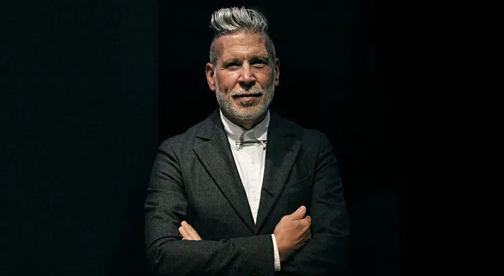 El ícono del estilo callejero, Nick Wooster, participará como curador de moda y ropa para caballero en Asia