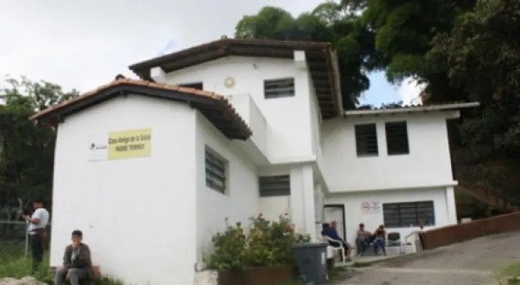 Médico que se gradúa, se va del país