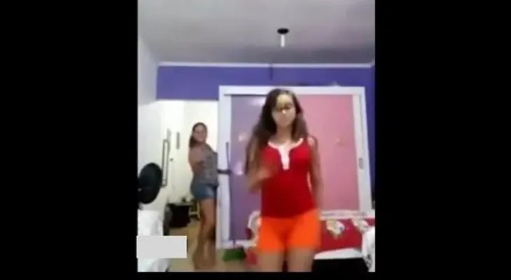 Ella grababa el mejor video de su vida, hasta que su mamá la "trolea" de esta inesperada forma