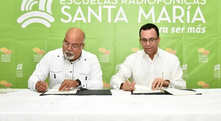 Ministro Andrés Navarro dará más apoyo a escuelas Radiofónicas Santa Maria