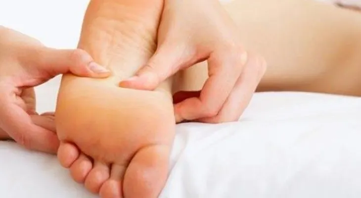 6 remedios naturales para deshinchar los tobillos, los pies y las piernas
