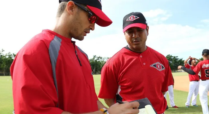 Luis Rojas, manager del Escogido tiene una sonrisa permanente por varios motivos; resalta energía en entrenamientos
