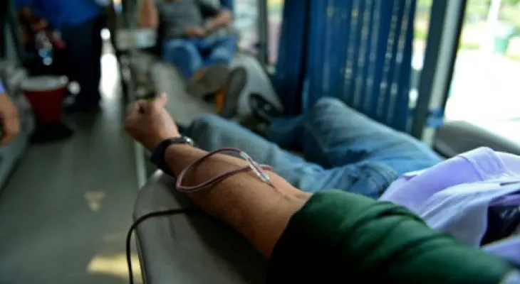 Argentina levanta restricciones para que homosexuales donen sangre
