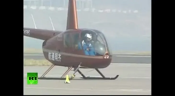 Video: Un piloto chino abre una cerveza con un helicóptero