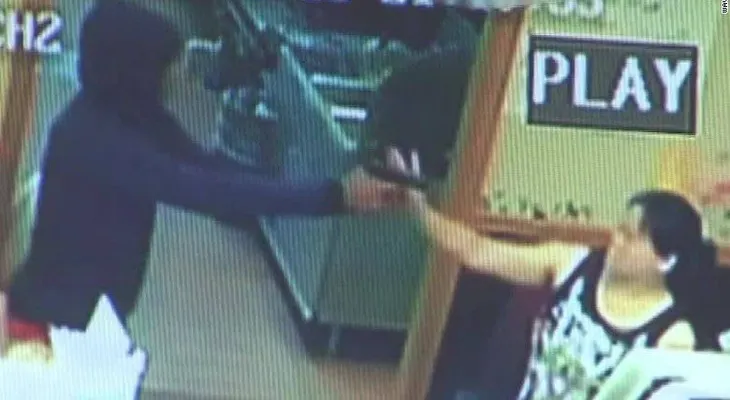 Esta mujer cree que el arma del ladrón es falsa, pero...