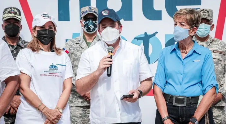 Ministro Paliza agradece apoyo de puertoplateños en jornada de vacunación