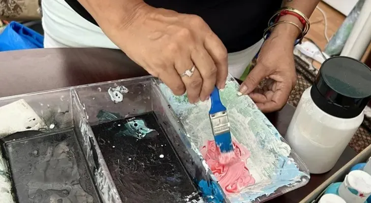 Familias inmigrantes usan el arte para enfrentar el estrés por deportaciones