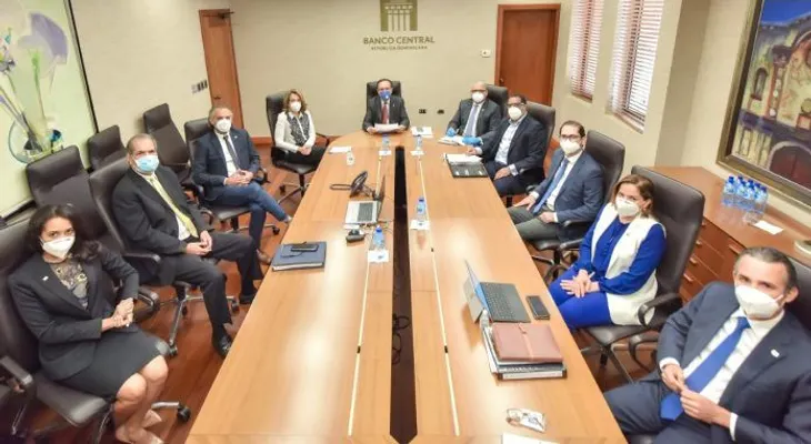 Valdez Albizu y su equipo evalúan nuevas medidas para seguir impulsando la economía 