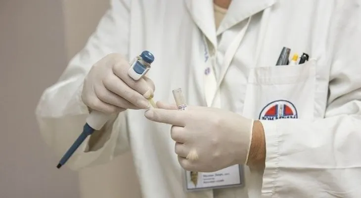Una Dra que duró 30 días confinada por coronavirus logró salvarse con vitamina C, ácido fólico, dexametasona y claritromicina 