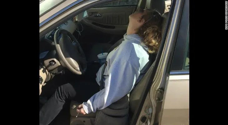 Una madre se desmaya en un auto por sobredosis con su bebé en el asiento trasero