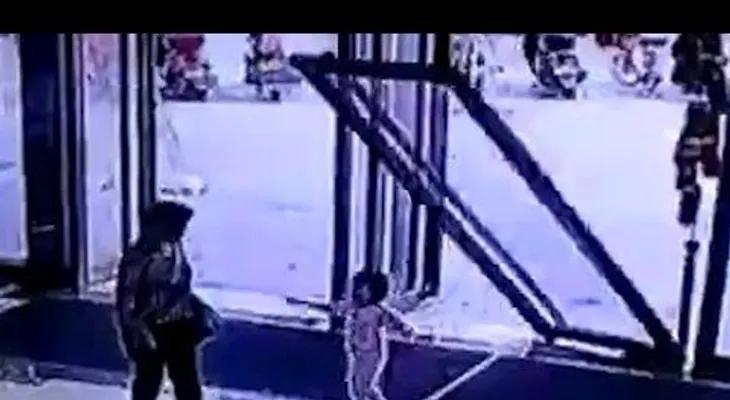 El horrible momento cuando una puerta de cristal aplasta a una niña de 3 años