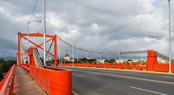 Hombre intenta degollar a su mujer y luego se suicida lanzándose de puente