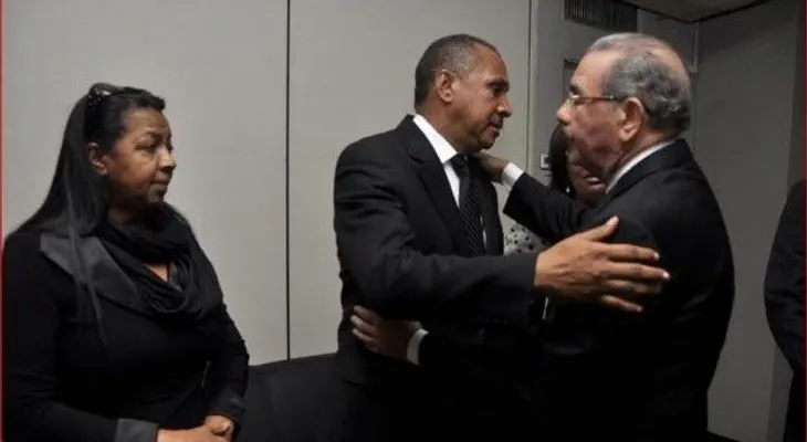 Danilo acude a velatorio del padre director del INDRHI