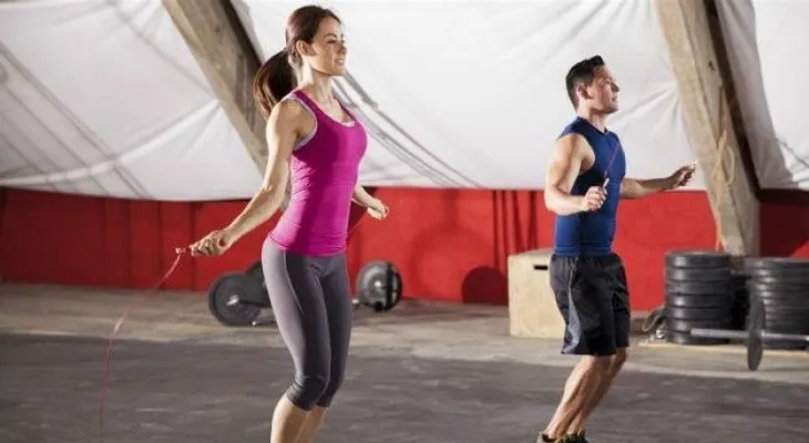9 increíbles beneficios de Saltar cuerda 