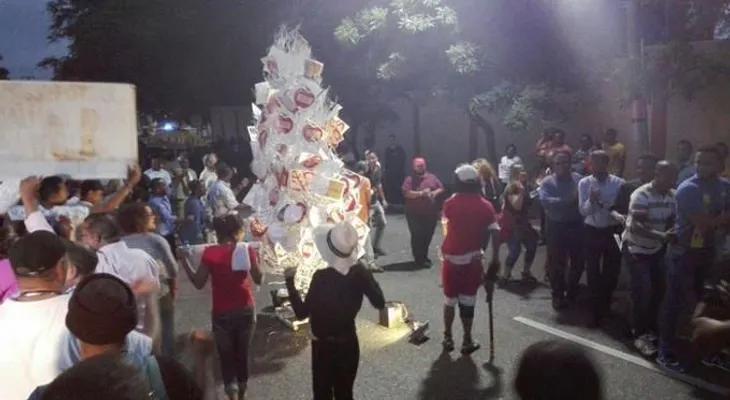 Encienden "Árbol de la corrupción" cerca de Palacio