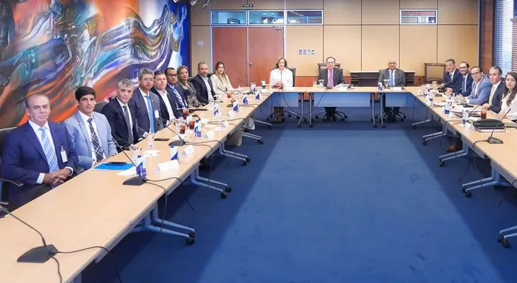 Valdez Albizu se reúne con ACOPROVI y CADOCON para valorar medidas de estímulo monetario al sector Construcción