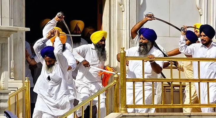 Fotos, video: Doce heridos en una batalla con espadas en un templo en la India 